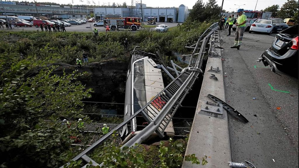 Onnettomuustutkintakeskuksen tutkintaselostuksesta käy ilmi, että linja-auto putosi noin kymmenen metrin matkan.