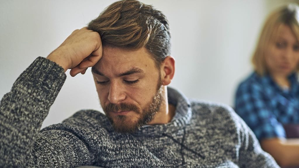 Miesten voi olla hankala puhua tunteistaan. Kuvituskuva.