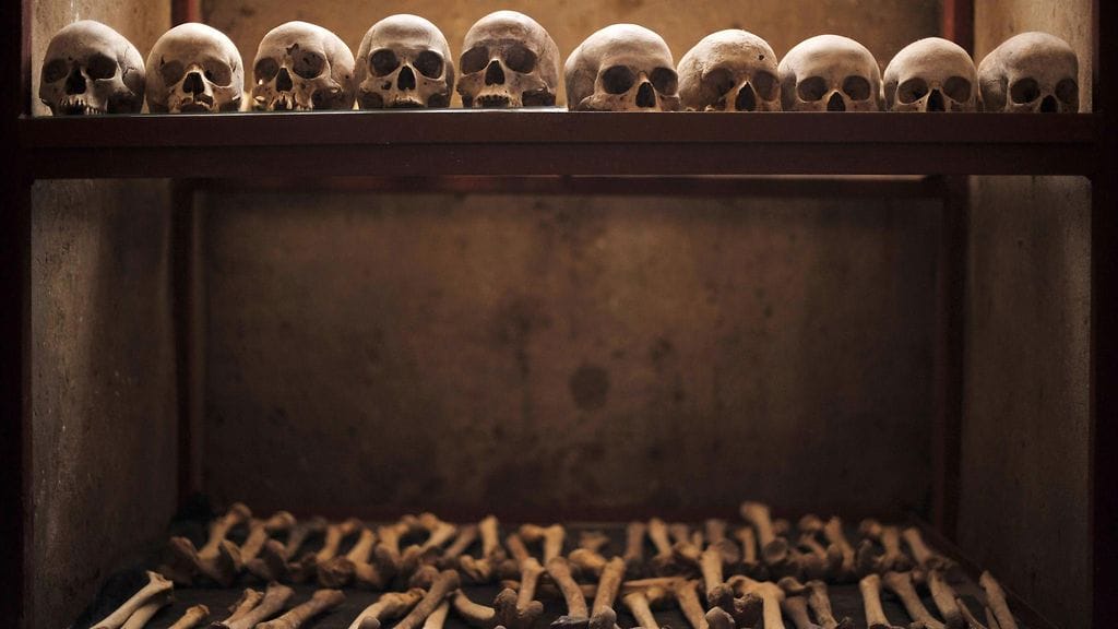 Ruandan kansanmurhassa surmattujen luita ja pääkalloja Cyahindan kirkon luona olevassa kansanmurhan muistopaikassa.