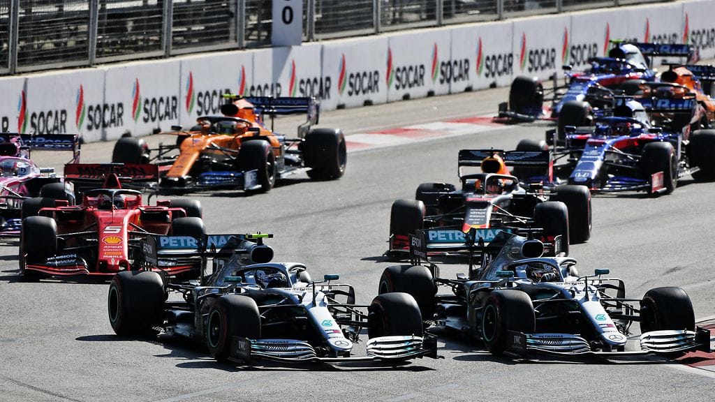 Lewis Hamilton nousi Azerbaidzhanin GP:n lähdössä Valtteri Bottaksen rinnalle, mutta nastolalainen säilytti kärkipaikkansa.