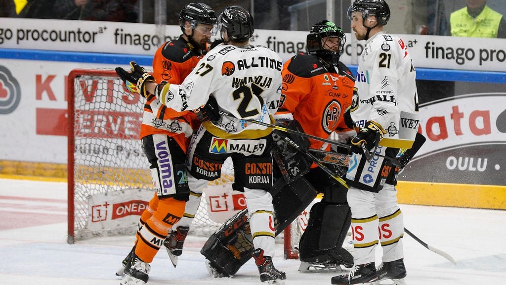 Kärppien nelosketju vauhdissa HPK:n maalin edessä.