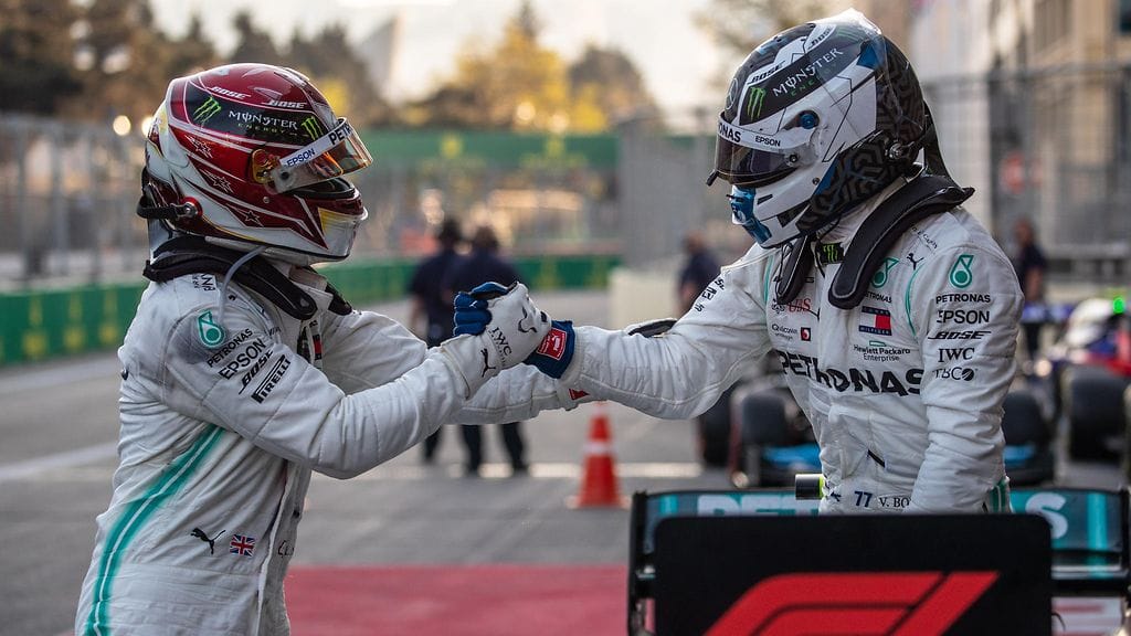 Lewis Hamilton onnitteli Valtteri Bottasta Azerbaidzhanin GP:n voitosta.