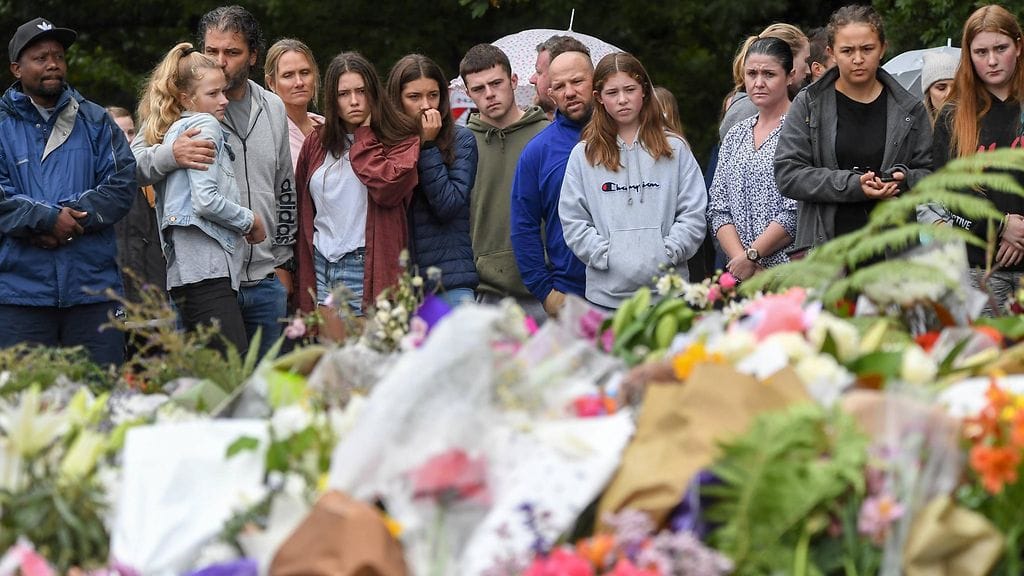 Ihmiset kerääntyivät suremaan Uuden-Seelannin moskeijaiskussa menehtyneitä. Kuva otettu maaliskuussa.