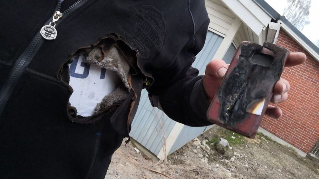 Kekkosen taskussa ollut puhelin syttyi tuleen ja teki pahannäköistä jälkeä.