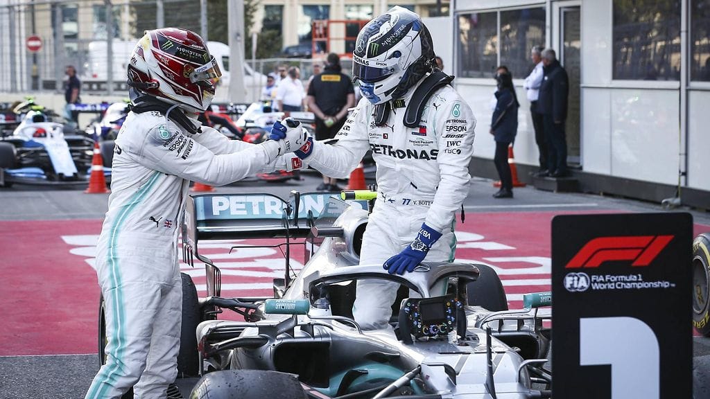 Lewis Hamilton onnitteli Azerbaidzhanin GP:n voittanutta tallikaveriaan Valtteri Bottasta.