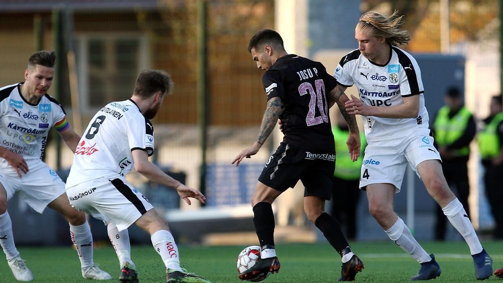 Josu ampui komean kaukomaalin VPS:ää vastaan.