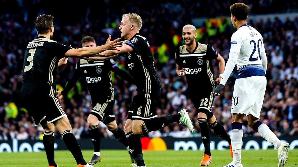 Donny van de Beek iski Ajaxin avausmaalin Tottenhamia vastaan.