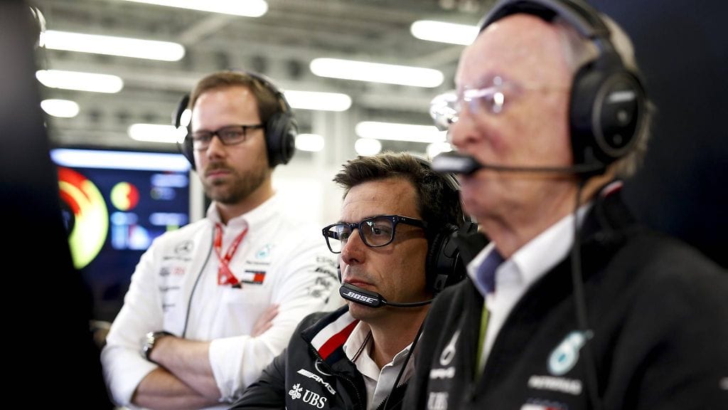 Toto Wolffin kasvoilla oli Valtteri Bottaksen Azerbaidzhan-voiton jälkeen vakava ilme.