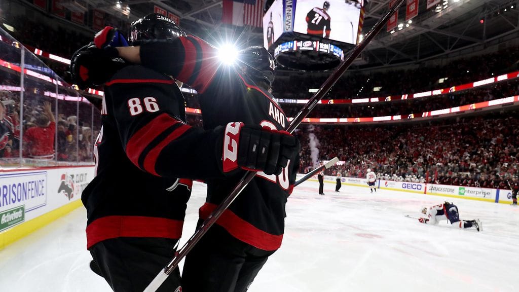Teuvo Teräväinen ja Sebastian Aho olivat ratkaisemassa Carolinalle jo kolmatta voittoa New York Islandersista.