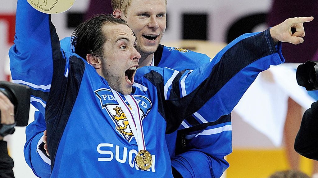 Tuomo Ruutu nosti "Poikaa" keväällä 2011, kun Suomi kaatoi Ruotsin MM-finaalissa Bratislavassa.
