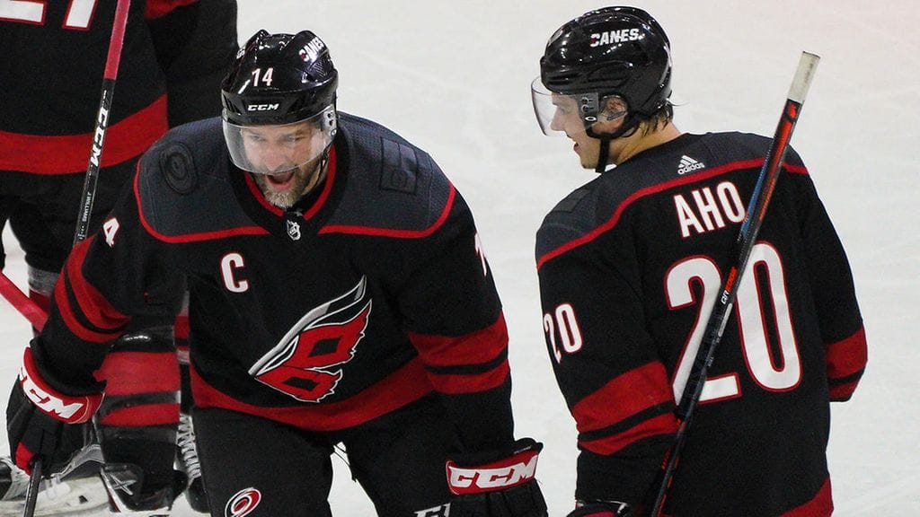 Sebastian Aho tarjoili kapteeni Jason Williamsille paikan voittomaaliin Carolinan ja New York Islandersin välisessä ottelussa.