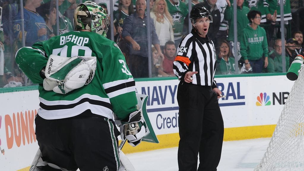 Dallas Starsin Ben Bishop protestoi toisessa erässä, sillä St. Louis Bluesin David Perron ei saanut mailaniskusta selkään rangaistusta.