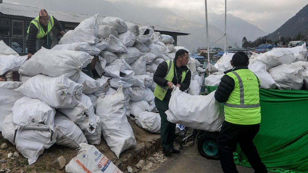 Myös viime vuonna Mount Everestiltä siivottiin valtava määrä jätettä.