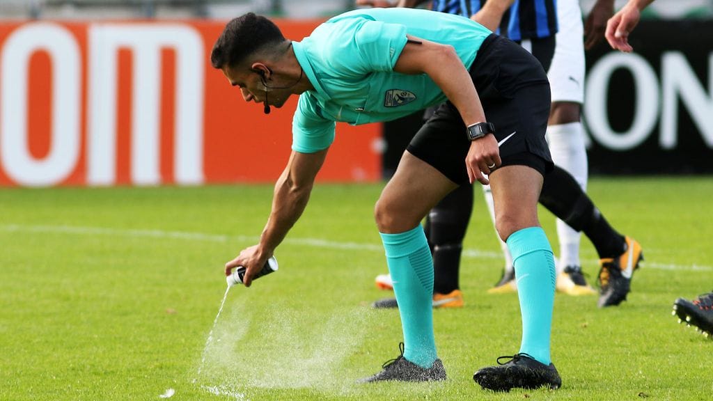 Mohammad Al-Emara palkittiin viime vuoden parhaana liigaerotuomarina.