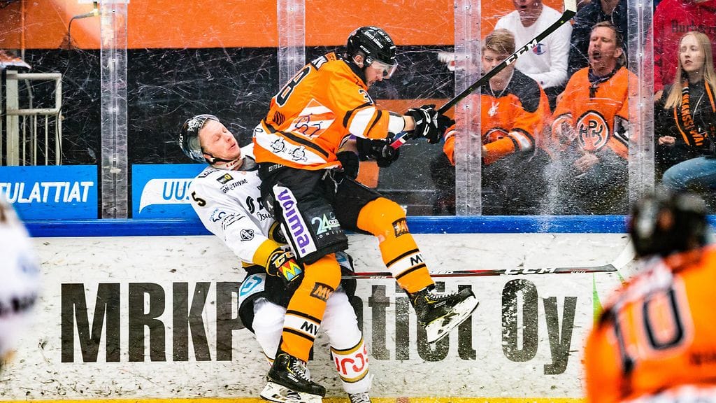 Kärppien Lasse Kukkonen jäi pahasti HPK:n Miro Karjalaisen taklauksen alle.