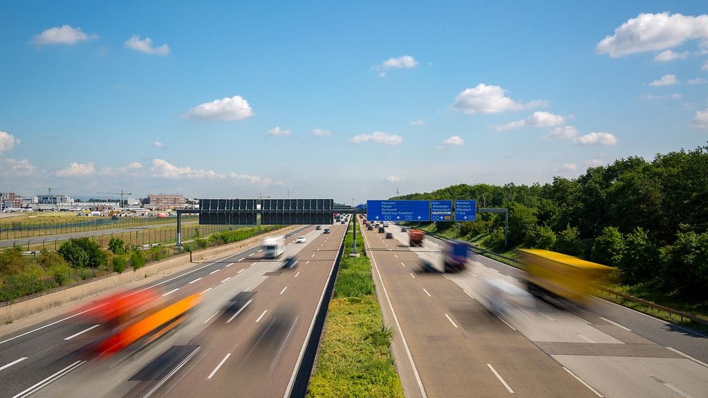 Saksan autobahnilla hurjastelleen pikkupojan matka päättyi rysäykseen. Kuvituskuva.