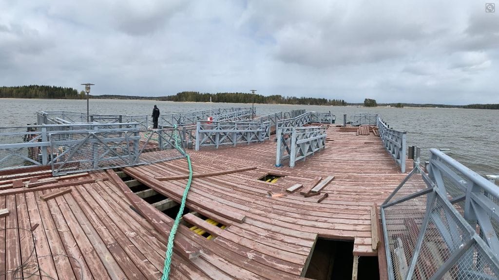 Suomenlahden merivartiosto etsii merellä ajelehtineiden laitureiden omistajaa tai omistajia.