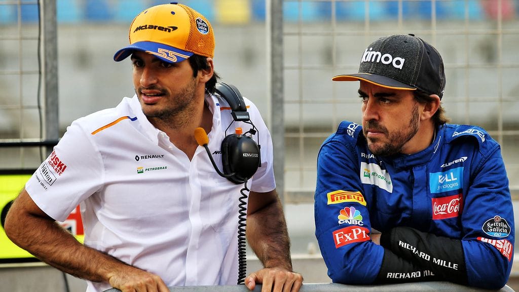 Fernando Alonso ihasteli Carlos Sainzin autoa.