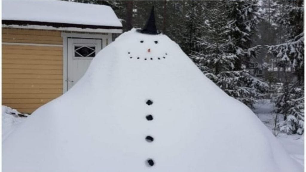 Pihalla komeileva kuuraparta on yli kaksimetriä korkea.