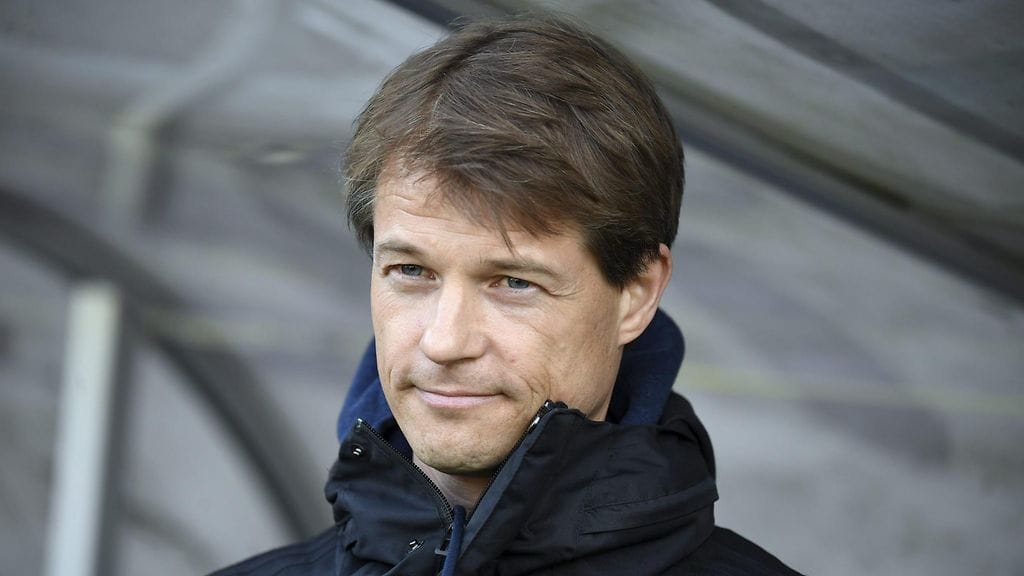 Mika Lehkosuo sai HJK-faneilta ryöpyn niskaansa.