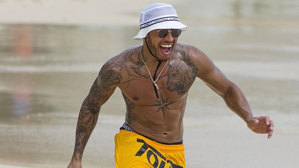 Lewis Hamilton rannalla vuonna 2017.