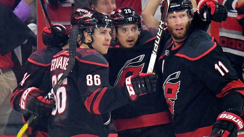 Teuvo Teräväinen (vas.) ja Sebastian Aho (kesk.) olivat avainroolissa 4. ottelussa.