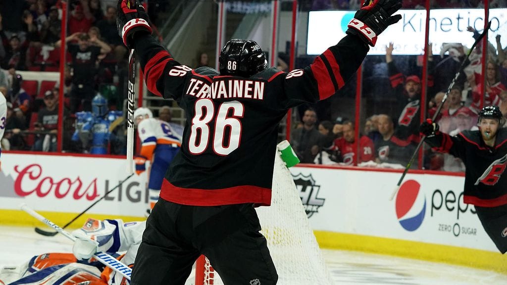 Teuvo Teräväinen iski Carolinan 2-1-johtomaalin.