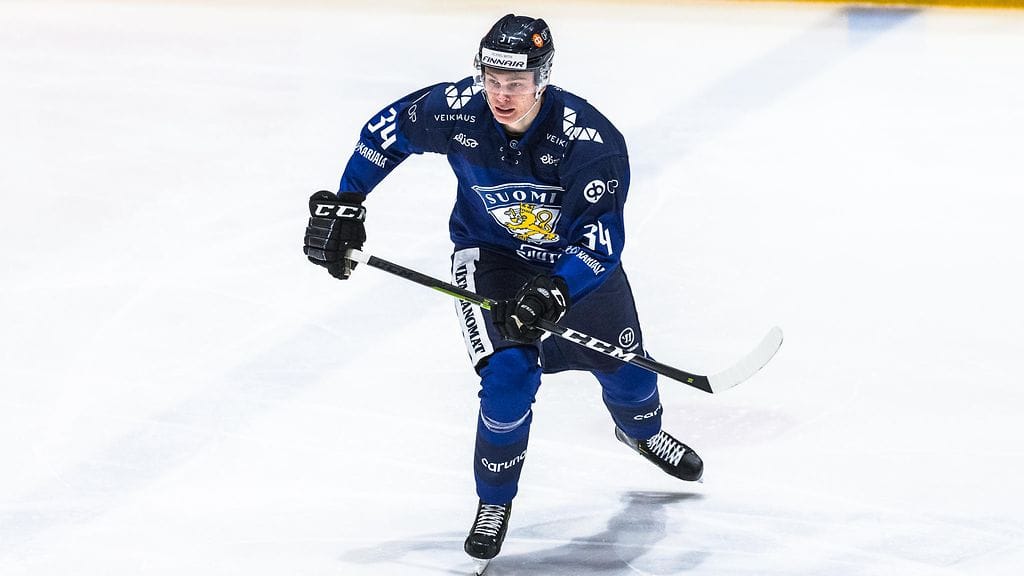 Kaapo Kakko Leijonat-paidassa.