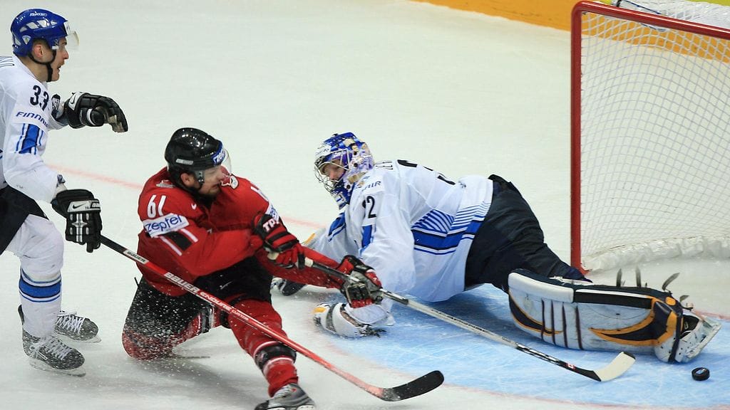 Rick Nash iskee lopullisen niitin Suomen verkkoon vuoden 2007 MM-finaalissa.