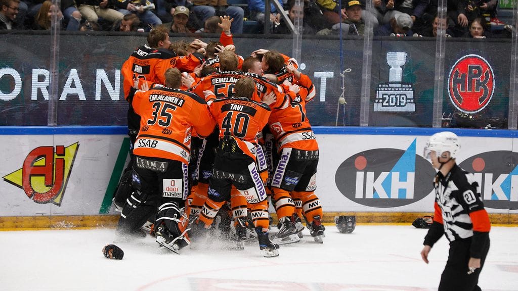 HPK juhlii jääkiekon Suomen mestaruutta.