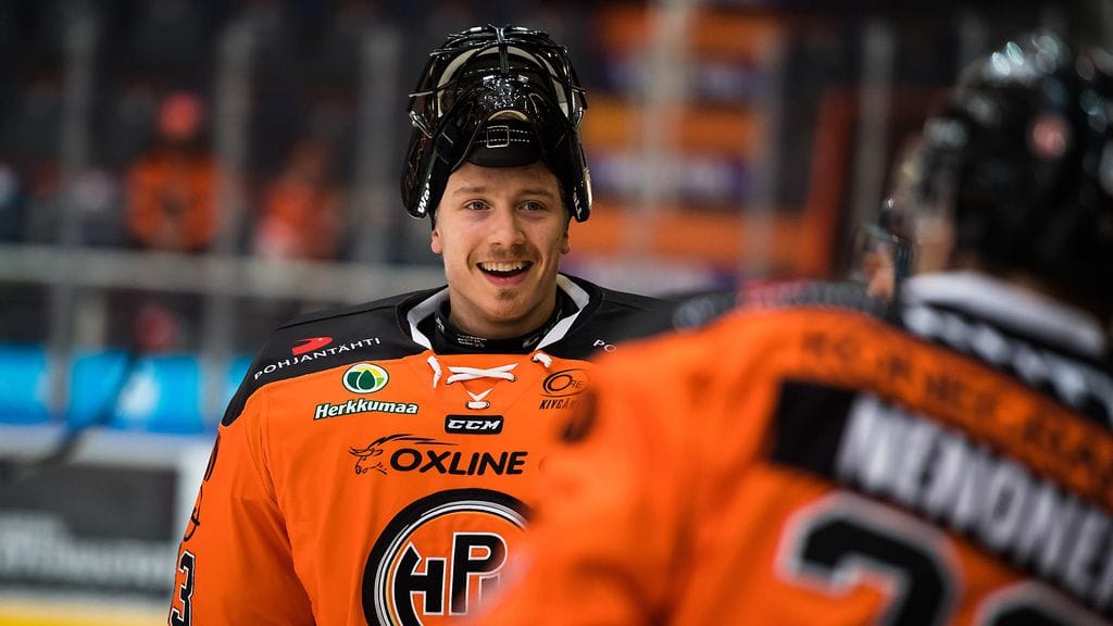 Tähtivahti Emil Larmi oli isossa roolissa, kun HPK marssi jääkiekon Suomen mestariksi.