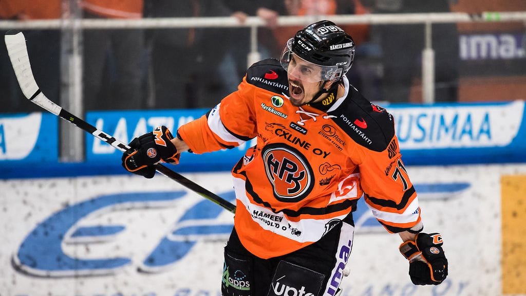 Niclas Lucenius juhlii Suomen mestaruutta HPK:n paidassa.