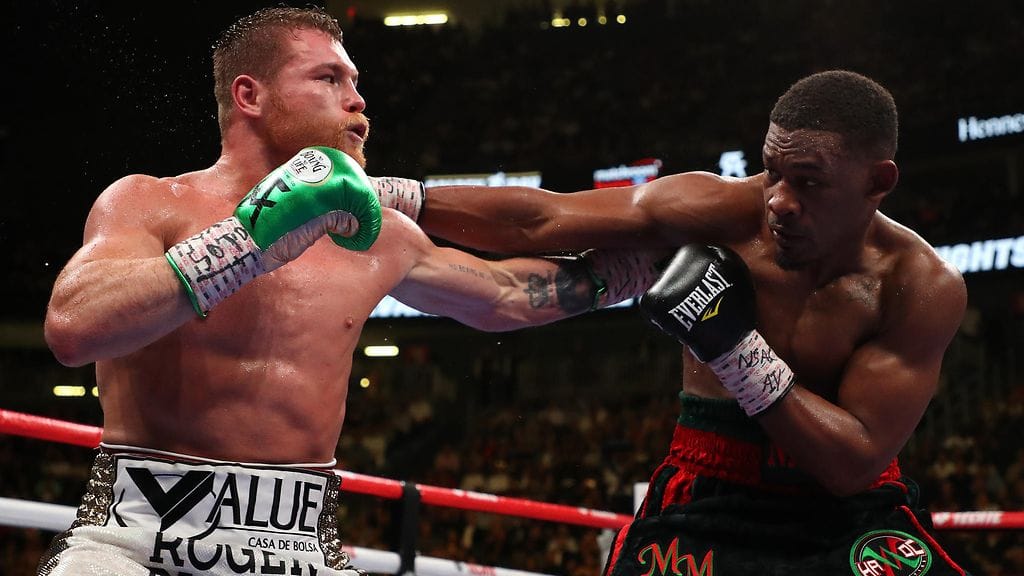 Saul "Canelo" Alvarez (vas.) voitti Daniel Jacobsin pisteillä.