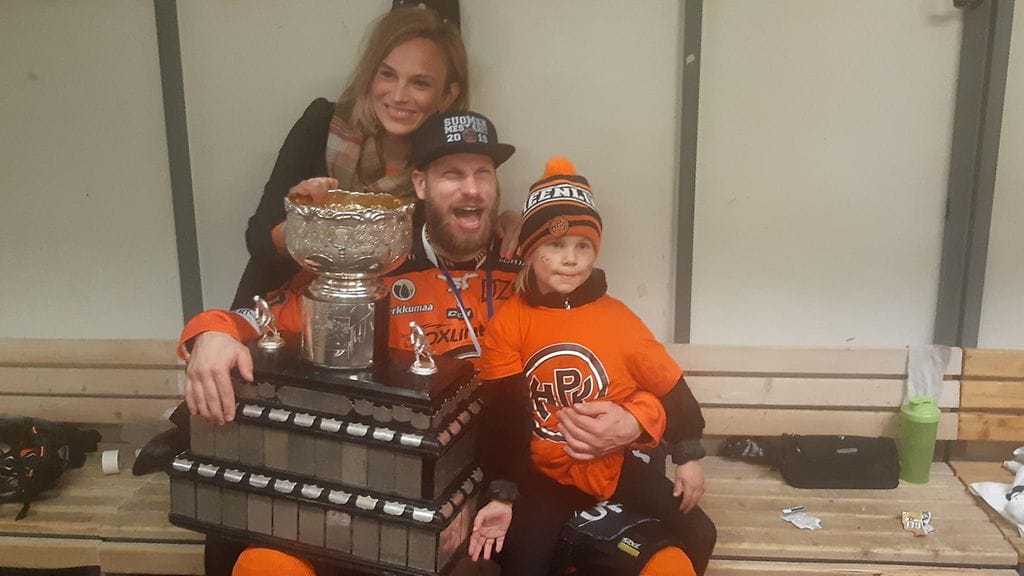 Filip Riska juhli mestaruutta perheensä kanssa.