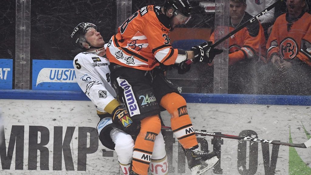 Miro Karjalainen taklasi Lasse Kukkosta 6. finaalissa.