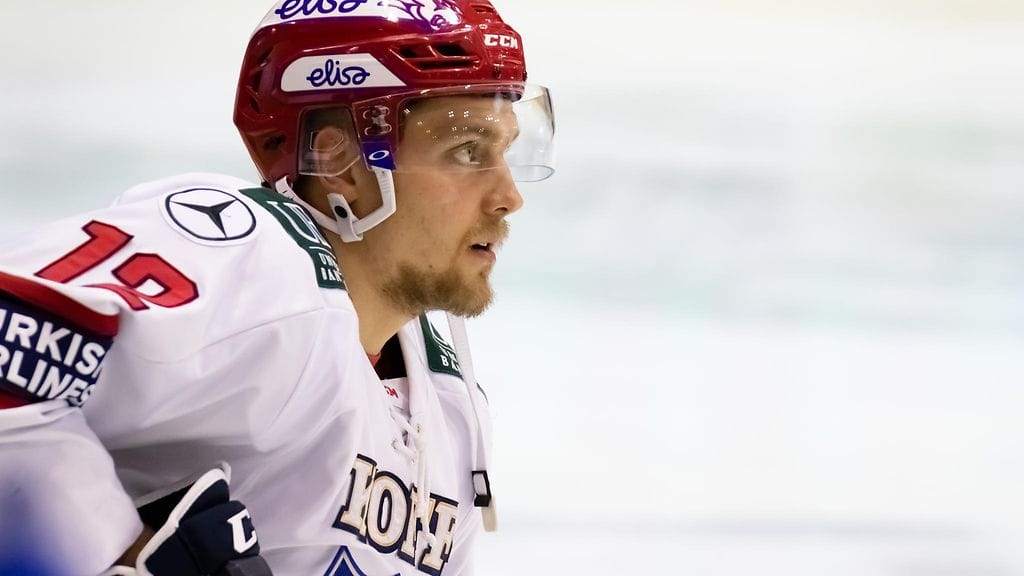 Viime kaudella HIFK:ta edustanut Juhani Tyrväinen osui voimalla Ruotsin maalivahtiin Jacob Markströmiin sunnuntain EHT-ottelussa.