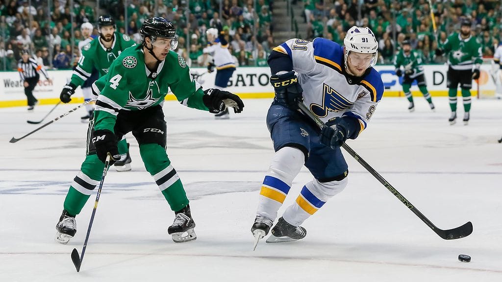 Dallas Starsin Miro Heiskanen yritti vartioida St. Louisin Vladimir Tarasenkoa.
