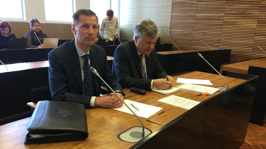 Ilmavoimien entinen komentaja Sampo Eskelinen (vas.) sai syytteen palvelurikoksesta. Vieressä istuu asianajaja Heikki Maunila.