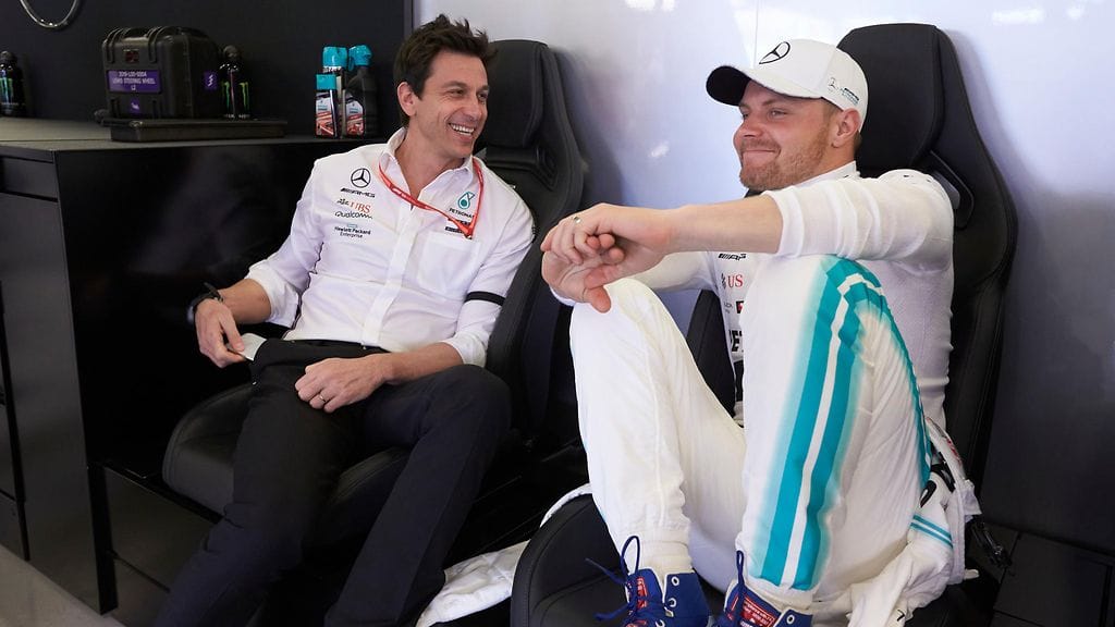 Mercedes-pomo Toto Wolff ja Valtteri Bottas.