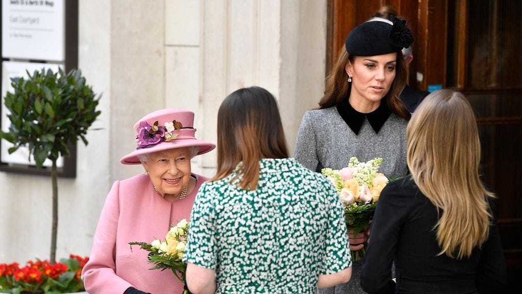 Kuningatar Elisabet on ahkera arvostelemaan herttuatar Catherinen pukeutumista.