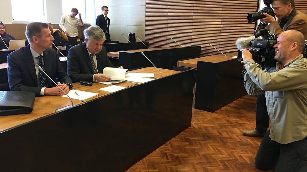 Ilmavoimien entinen komentaja Sampo Eskelinen (vas.) hovioikeudessa. Vieressä istuu asianajaja Heikki Maunila.