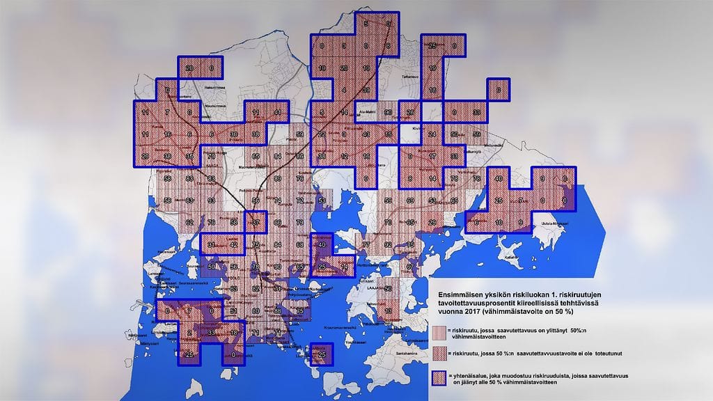Kartassa alueet, jonne pelastuslaitos ei ehdi vaaditussa ajassa on merkitty tummemmalla punaisella. Ruudussa oleva numero kertoo sen osuuden kerroista, joissa ensimmäinen pelastusyksikkö oli paikalla vaaditussa ajassa.