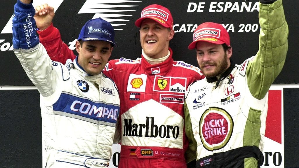 Michael Schumacher (keskellä), Jacques Villeneuve (oikealla) ja Juan Pablo Montoya nousivat palkintokorokkeelle Barcelonan GP:ssä vuonna 2001.