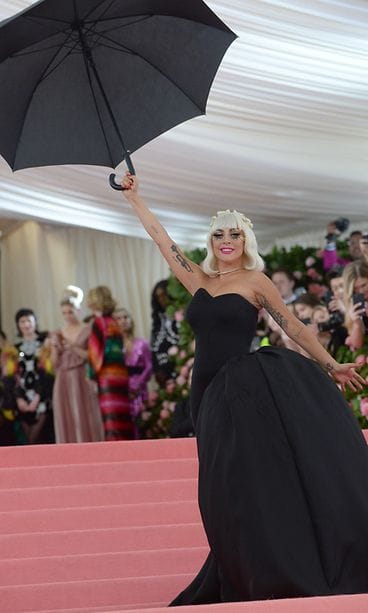 Lady Gaga musta mekko