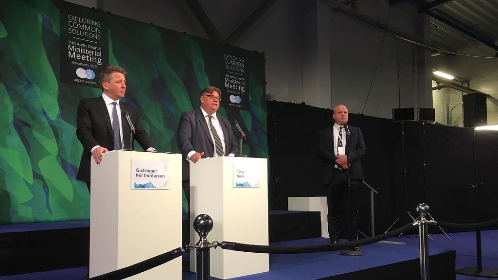 Suomen ja Islannin ulkoministerit yhteisessä tiedotustilaisuudessa Rovaniemellä, missä Suomi luovutti Arktisen neuvoston puheenjohtajuuden Islannille.