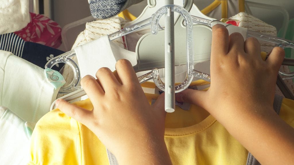 Vaaterekin päässä oleva koukku upposi lapsen silmään. Kuvituskuva.