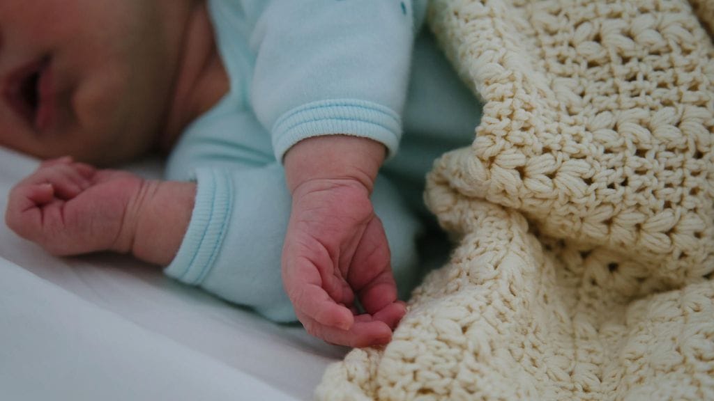 Tuhkarokon ensioireita ovat kuume, nenän vuotaminen ja silmien punoitus. Kuvituskuva.