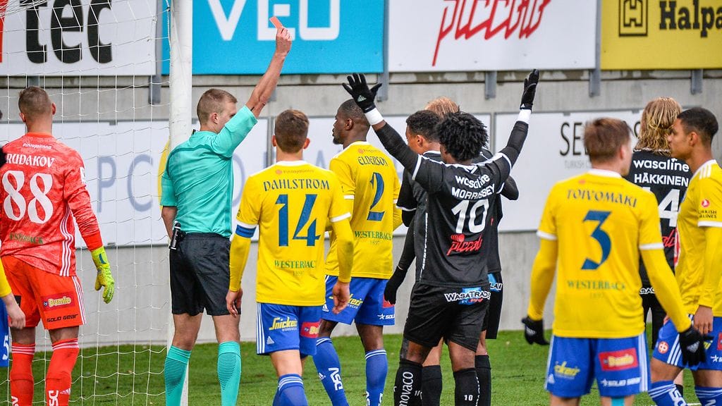 HJK:n pelaajista kaksi katseli punaista korttia ottelun loppuhetkillä.