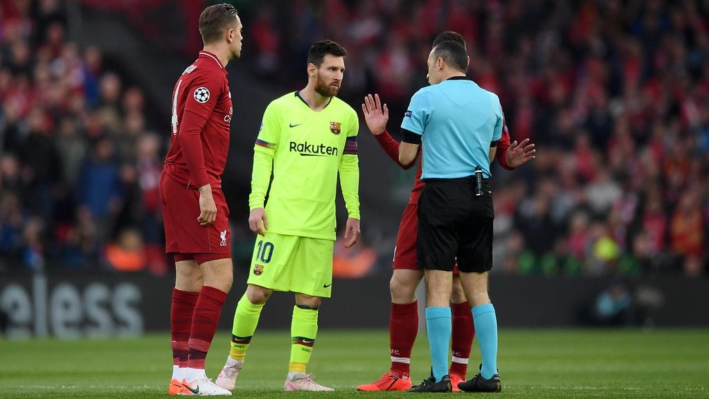 Erotuomari Cüneyt Cakir joutui rauhoittelemaan Lionel Messiä.