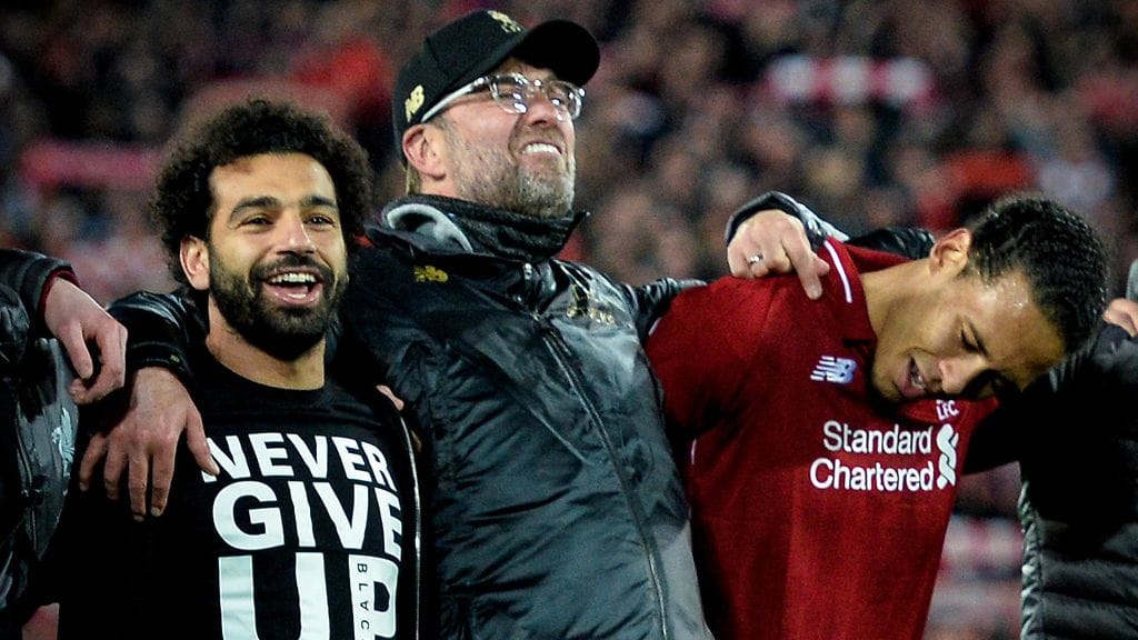 Mohamed Salah juhli Liverpoolin jatkopaikkaa "Never give up" -paidassa.